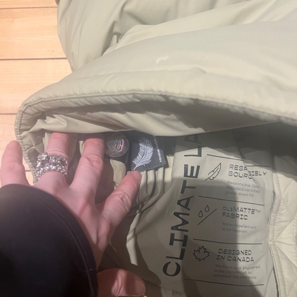 ❤️SOLD❤️NWOT ARITZIA tna super puff vest LIMITED EDITION COLOR - Picture 4 of 5